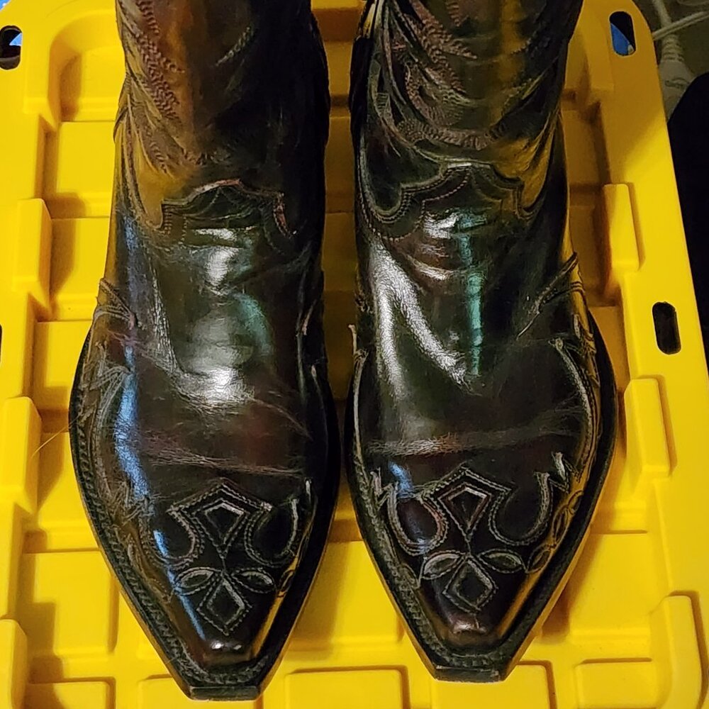 Men's size 9.5D black cherry Moonshine Spirit Vibrato snip toe cowboy boots